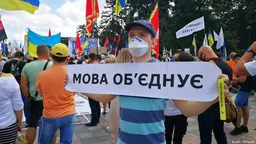 Президент Украины Владимир Зеленский подписал закон, который исключает русский язык из перечня языков, подлежащих защите в Украине в соответствии с Европейской хартией